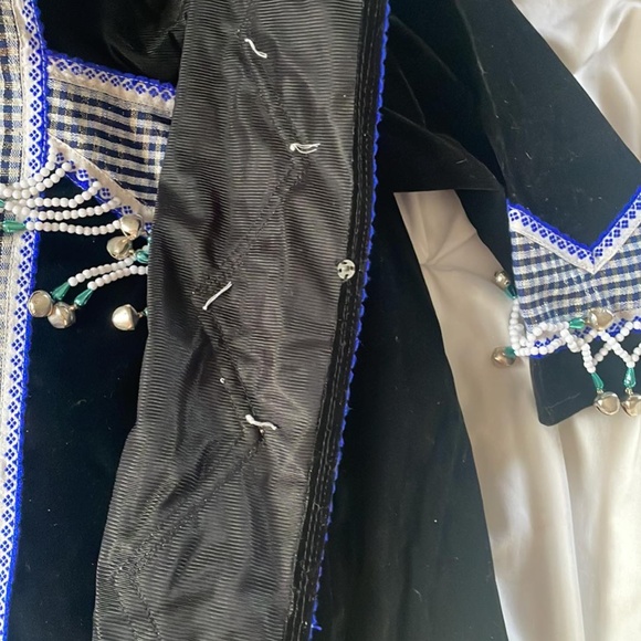 Traditional Hmong Clothing [Sev, Hat & Top Included] NO SKIRT is INCLUDED - Picture 4 of 12